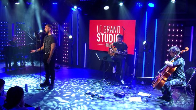 Slimane interprète Des milliers de je t'aime dans Le Grand Studio RTL