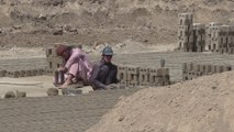 أطفال أفغانستان يهجرون مقاعد الدراسة إلى الأبد.. لماذا؟