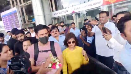 धोनी जयपुर पहुंचे, फैन्स ने घेरा, देखें वीडियो