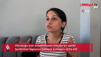 Evden çıkmayan kiracısının kapısını baltayla kırdı