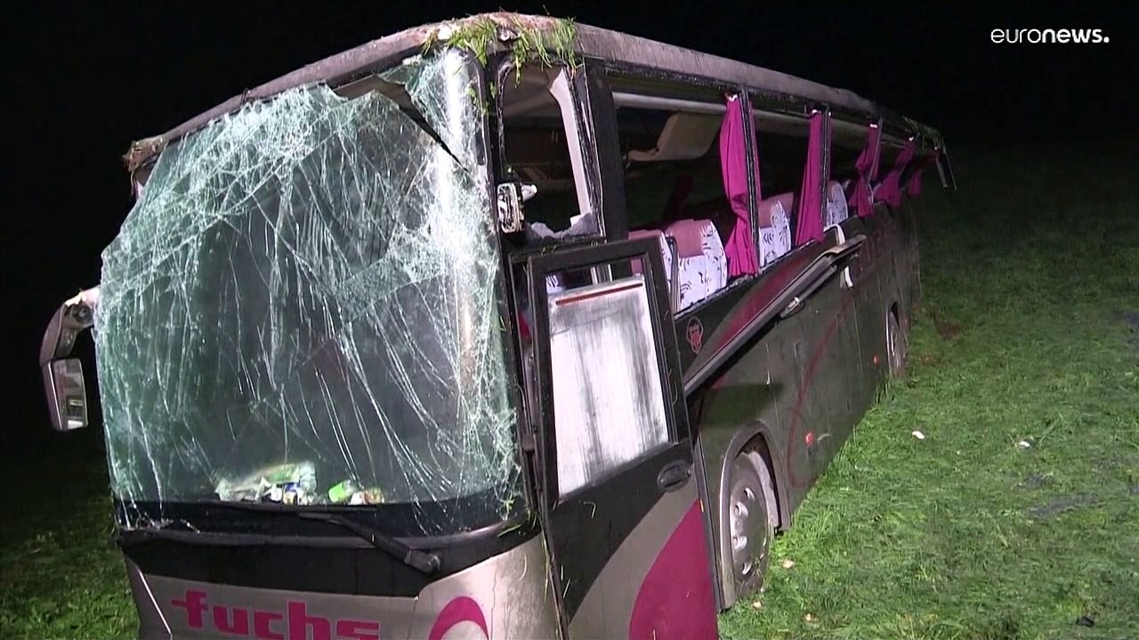 30 Verletzte: Bus stürzt in Bad Mitterndorf Böschung hinab und überschlägt sich