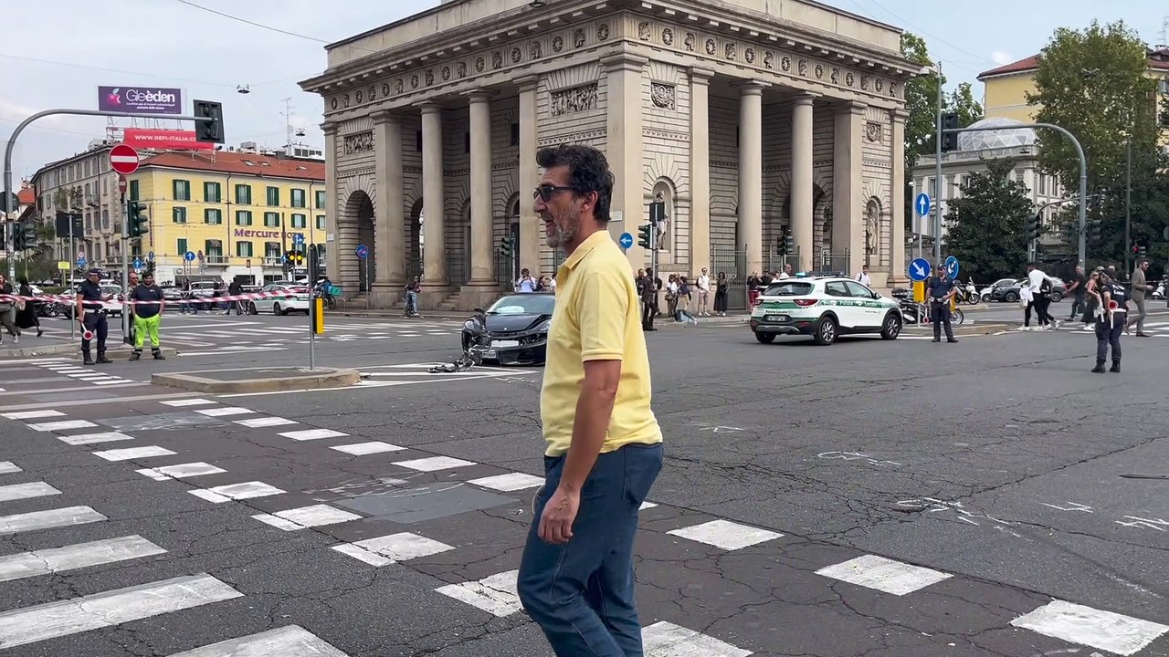 Carambola fra auto dei vigili, Ferrari e moto: soccorsi in quattro