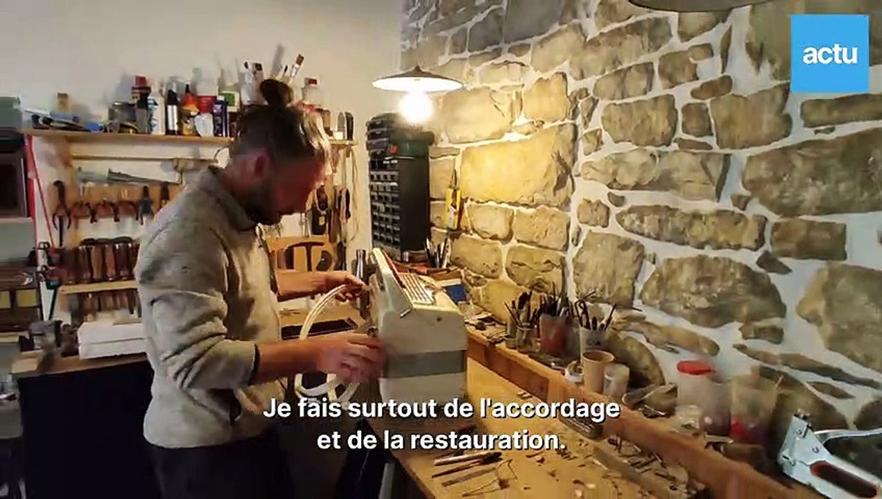 Dans l'atelier de l'unique facteur d'accordéon du Jura
