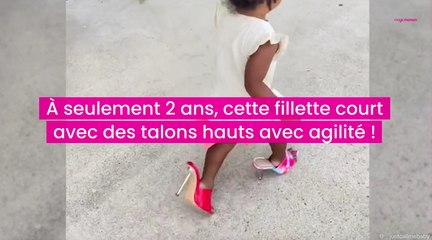 À seulement 2 ans, une petite fille court avec des talons hauts avec agilité