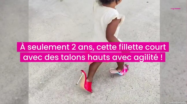 À seulement 2 ans, une petite fille court avec des talons hauts avec agilité