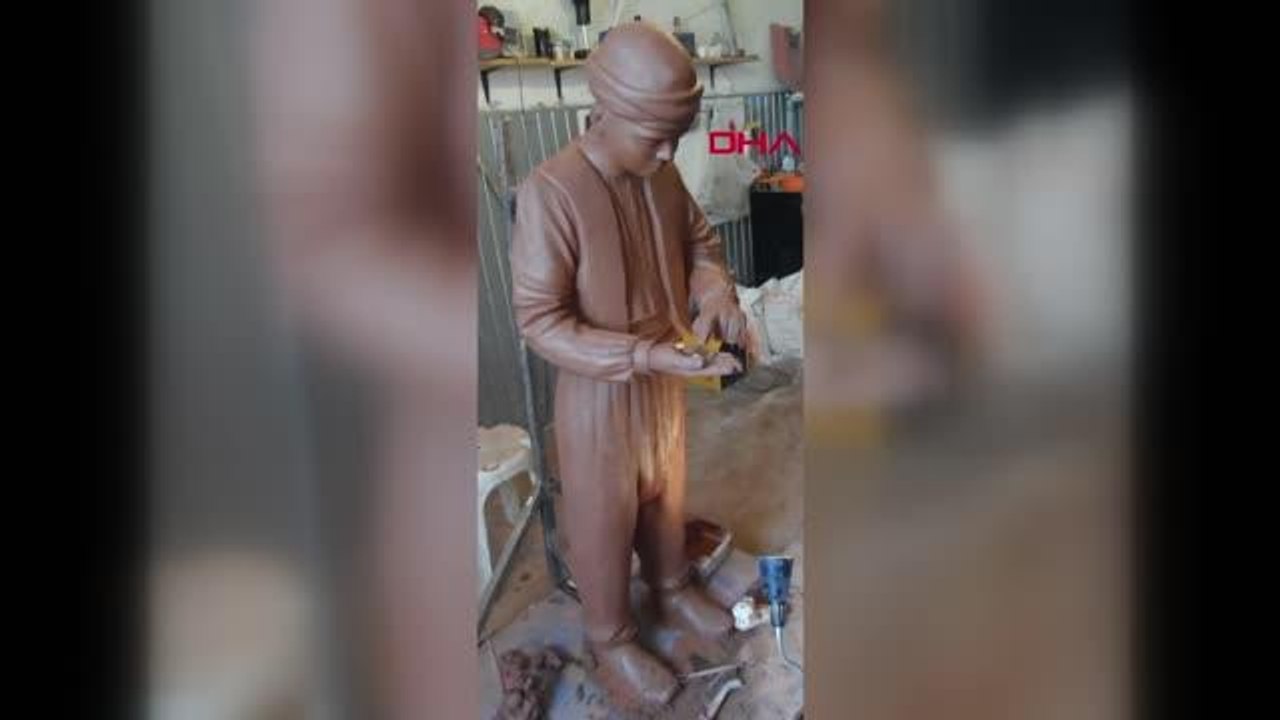 EMİNÖNÜ'NDE BRONZ SİMİTLERİ ÇALINAN HEYKELİN SANATÇILARINDAN BURNAZOĞLU TEKRAR YAPMASI 1 AYI ALIR