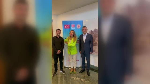 Aylin Nazlıaka, CHP'li Özgür Özel'lerin Arasında Dilek Tuttu.