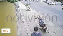 Cámaras de seguridad captan el robo de una moto