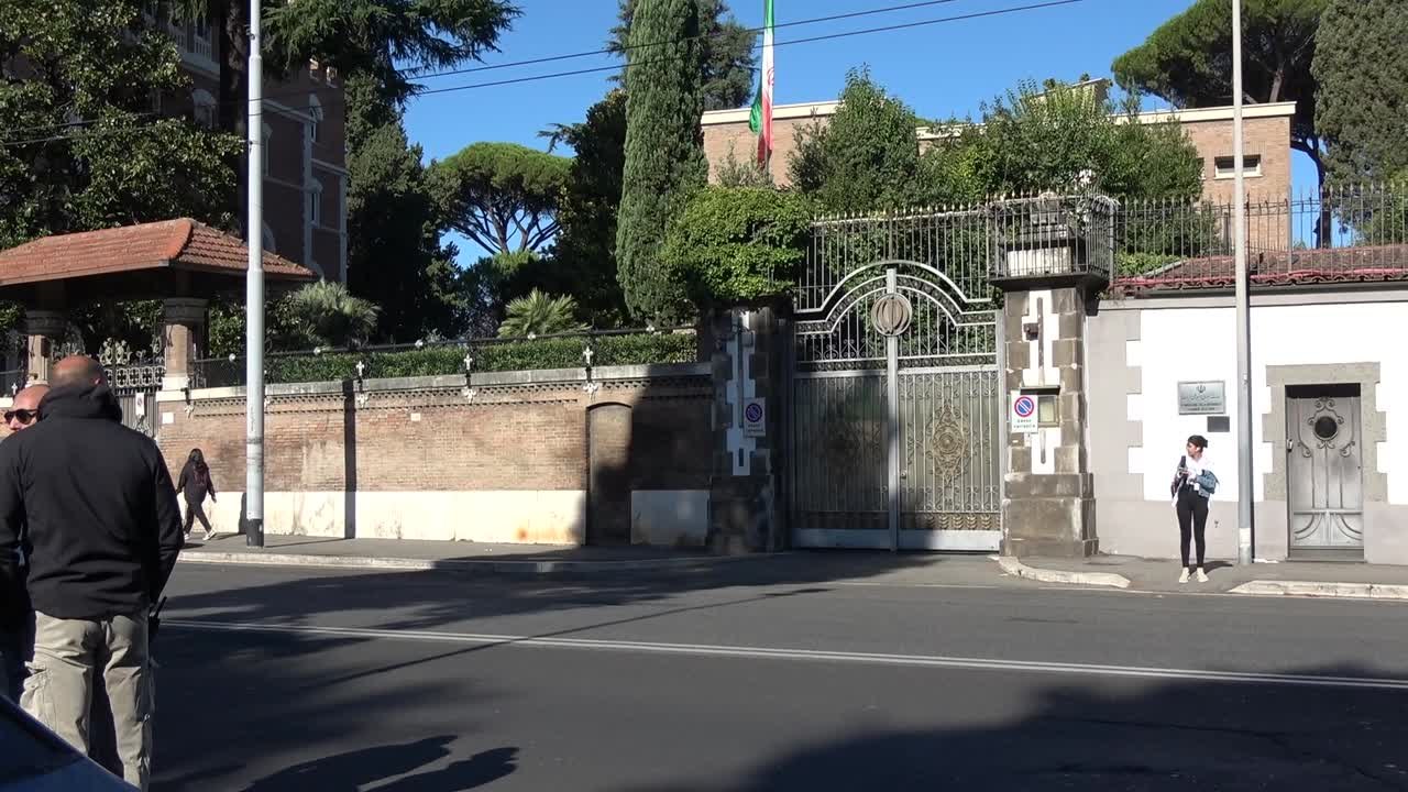 Sit-in della comunita' iraniana davanti all'ambasciata di Roma: "No alla dittatura"