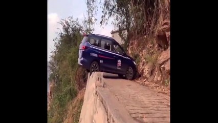 下载视频: Idiots In Cars #19 Car Crashes , Road Rage, Karma and Expensive Fails !! pengemudi mabuk dan gila ini membahayakan orang lain I यह नशे में पागल और पागल ड्राइवर दूसरों के लिए खतरा है this drunk and crazy driver is a danger to others