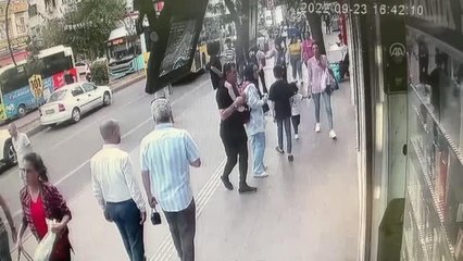 DİYARBAKIR - Kıyafeti otobüsün kapısına sıkışan kadın hareket eden aracın altında kaldı