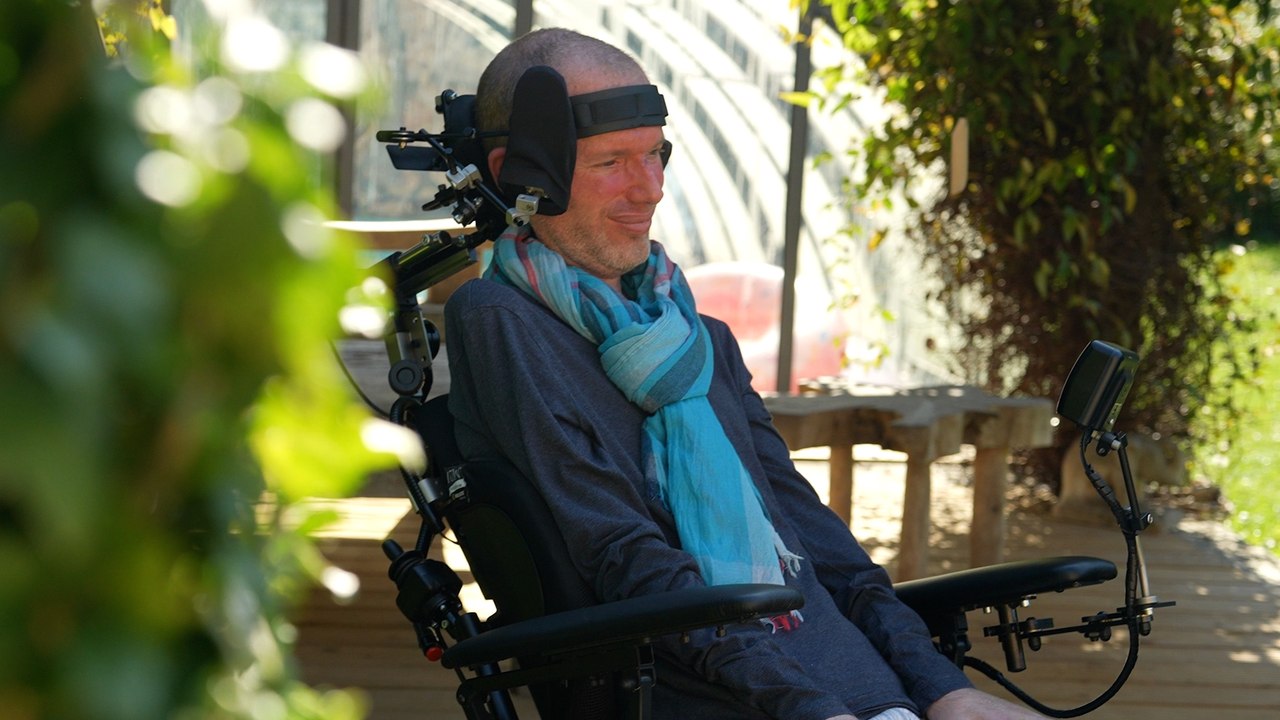 Paralysé, Gwen écrit un livre avec ses yeux, sur son combat contre la maladie de Charcot