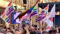 Elezioni, M5S in ritardo, la folla aspetta Conte sulle note di ‘Friday I’m in love’ - Video