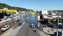 Maré alta invade pista e prejudica trânsito em Florianópolis