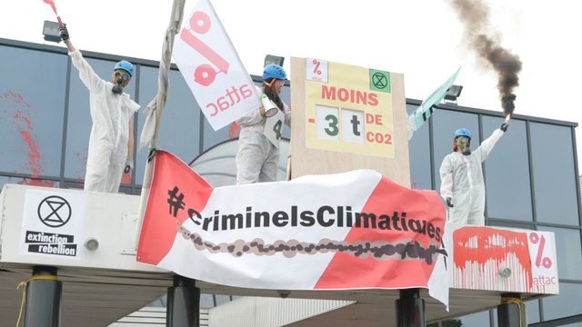 Des militants écologistes anti-jets privés bloquent l’aéroport du Bourget