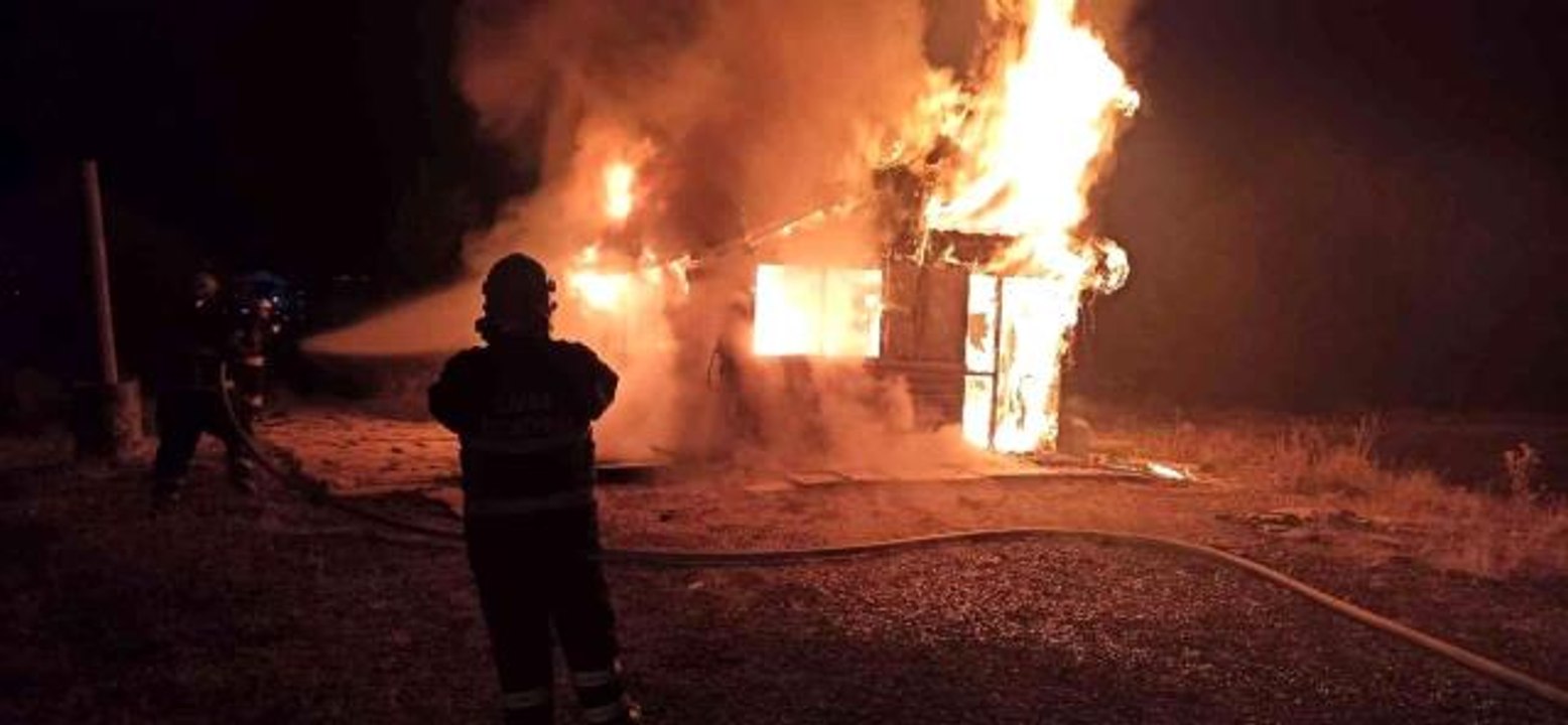 Son dakika haber... Bilinmeyen nedenle başlayan yangın barakayı alev topuna dönüştürdü