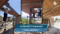 Albañiles desafían a la gravedad y construyen techo en el aire