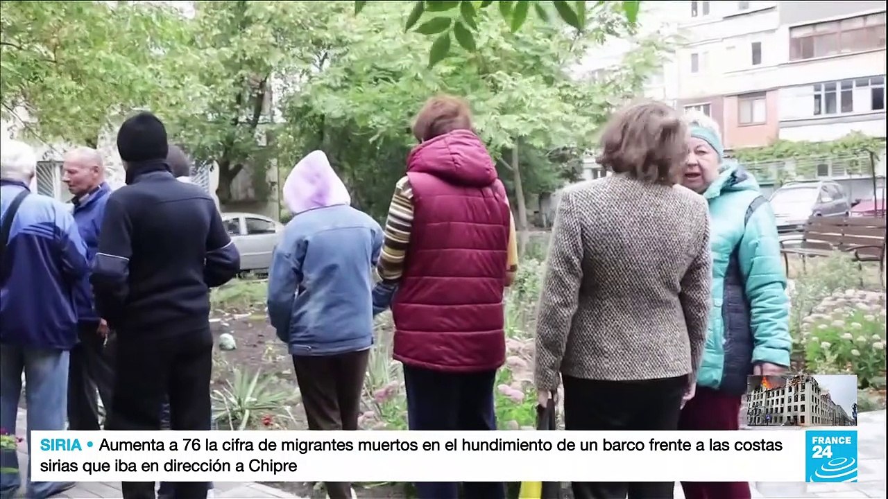 Puerta a puerta, voluntarios van con las urnas del referendo de anexión a Rusia en Donetsk