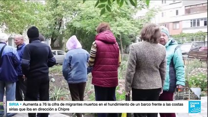Puerta a puerta, voluntarios van con las urnas del referendo de anexión a Rusia en Donetsk