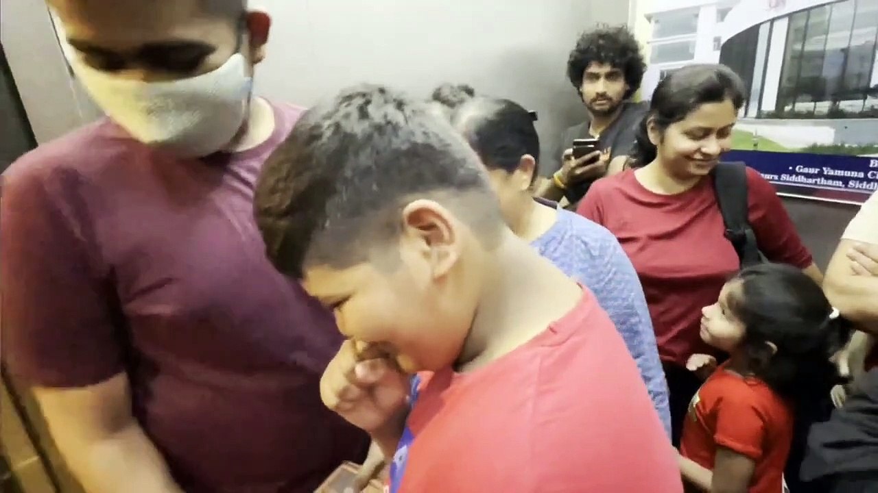 Alexa - मेरी बीवी मुझे मारने के लिए क्यों बोल रही है  Alexa Prank In Lift