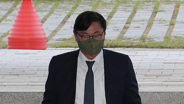 '쌍방울 뇌물수수' 혐의 이화영 구속심사 출석... 혐의 인정 안 해 / YTN