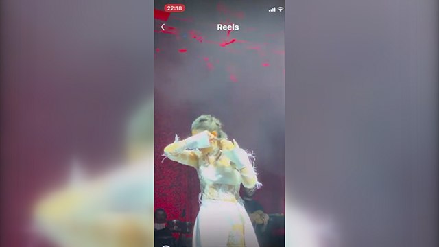 Melek Mosso İranlı kadınlar için sahnede saçını kesti