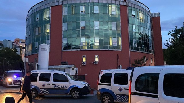 Hastane önünde silahlı saldırı: Ölü ve yaralılar var