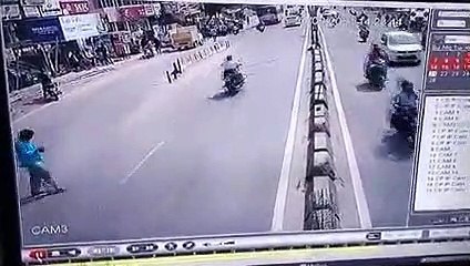 मोबाइल के दूर उपयोग के कारण लापरवाही हटी दुर्घटना घटी ऐसा ही कुछ इस नौजवान के साथ हुआ