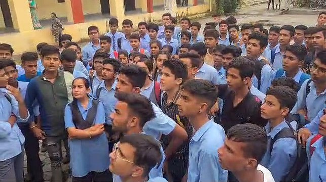 समय बदलने की मांग, स्कूल में हंगामा, आपस में भिड़े छात्र