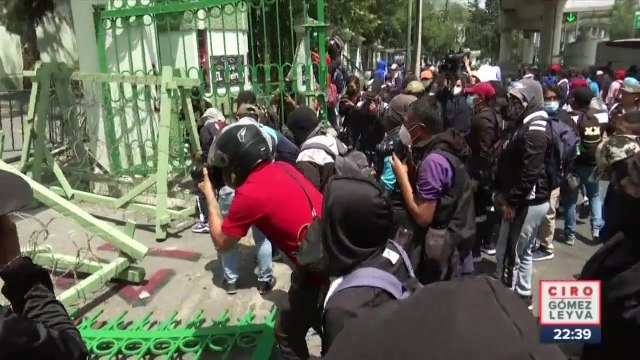 Manifestantes de Ayotzinapa derriban impenetrables puertas del Campo Militar 1
