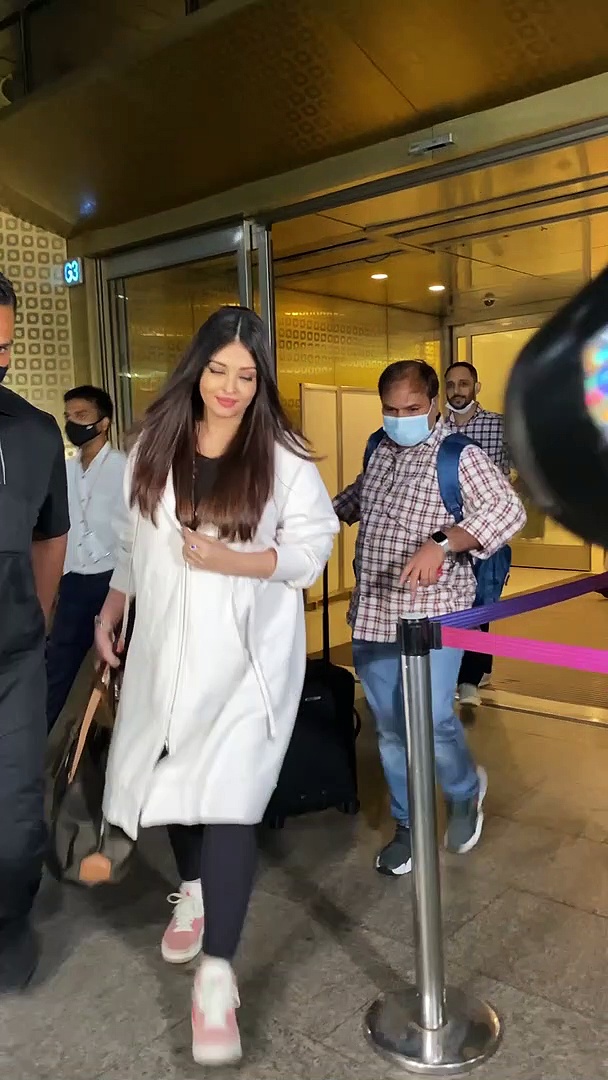 एयरपोर्ट पर चलते-चलते लड़खड़ाई ऐश्वर्या राय, VIDEO में देखें चक्कर आने के बाद कैसी हुई हालत