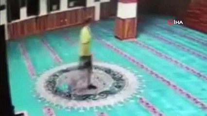 Camiye elinde kazma ve ayakkabıyla giren Rus turist sınır dışı edildi