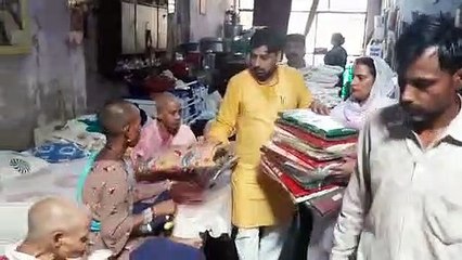 Ramesh Matiala - distribute clothes in DAVO old age home and orphanage located in Dwarka.