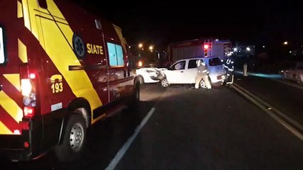 Download Video: Colisão frontal entre dois carros deixa duas pessoas feridas na BR-277, em Cascavel