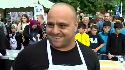 10 dakikada 16 metre börek yedi!