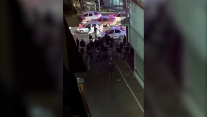 İran'da protestocular ile polis arasındaki tartışma kameraya yansıdı
