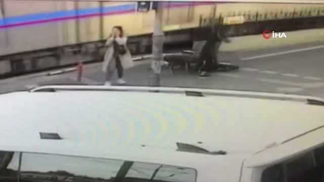 Son dakika haberleri | Sultangazi'de dehşete düşüren kaza kamerada: Tramvayla çarpışan motosikletli yaşam mücadelesi veriyor