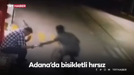 Bisikletle yaklaştı, kaldırımdaki adamın elinden telefonunu çaldı