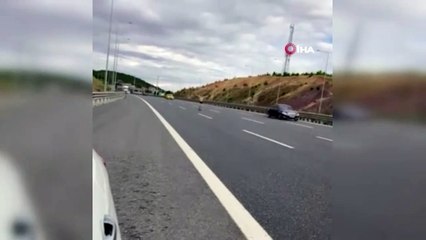 Otobanda çıplak halde koştu, trafiği durdurdu