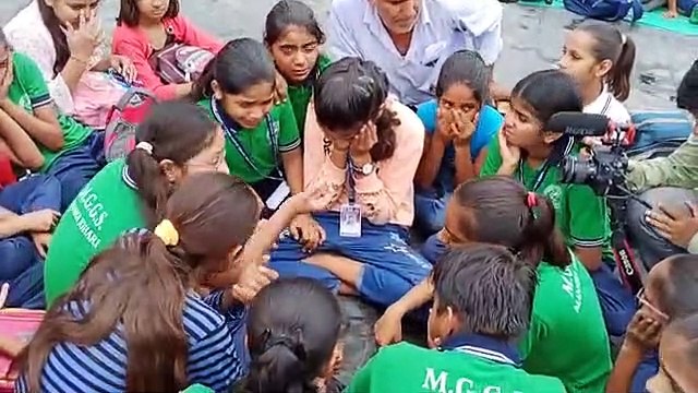 आठ महीने में पांच गुना नामांकन बढ़ाने वाले प्रधानाचार्य को एपीओ किया तो फूट- फूटकर रोने लगी छात्रायें, लगाया राजनीतिक षडय़ंत्र का आरोप