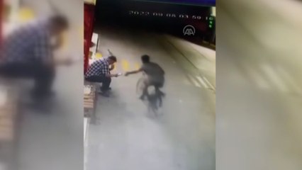 Kaldırımda otururken telefonu çalındı