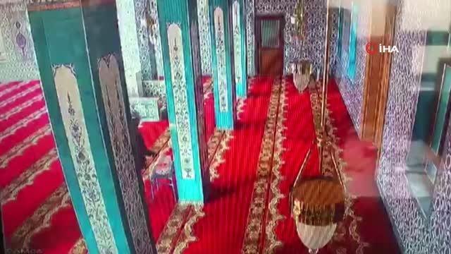Son dakika haber | Pencereden camiye girip sadaka kutusunu çalan şahıs kamerada