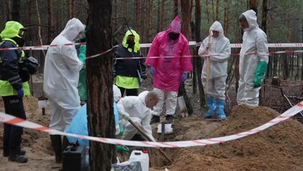 우크라 "이지움 매장지 시신 436구 발굴...30구에 고문 흔적" / YTN