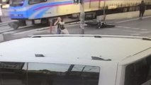 Son dakika haberi... Sultangazi'de tramvaya çarpan motosikletteki kişi ağır yaralandı. Kaza anı güvenlik kamerasınca kaydedildi