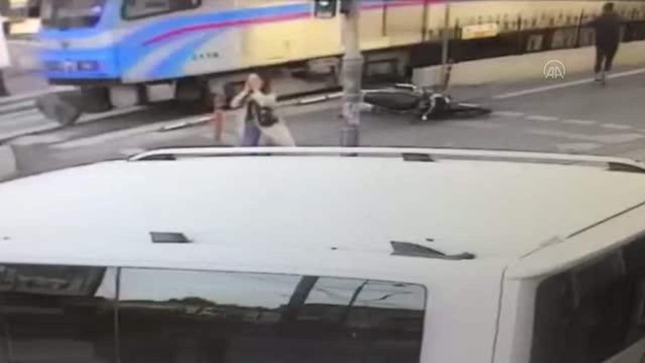 Son dakika haberi... Sultangazi'de tramvaya çarpan motosikletteki kişi ağır yaralandı. Kaza anı güvenlik kamerasınca kaydedildi