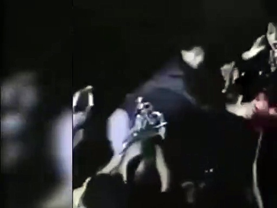 Hayranı sahneye atlayıp Bülent Ersoy'u yıllar önce dudağından öpmüş-Video