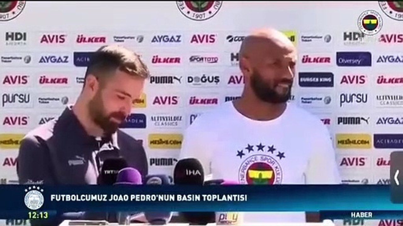 Fenerbahçeli futbolcuyu canlı yayında arı soktu