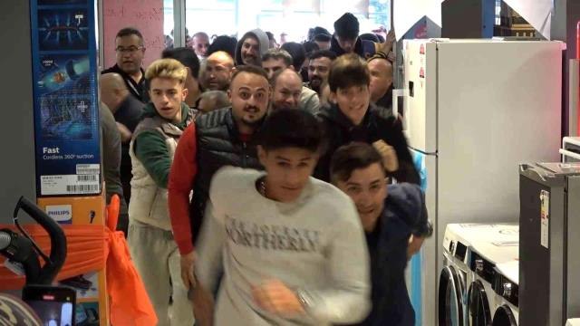 İndirimi duyanlar akın etti: Vatandaşın cep telefonu izdihamı