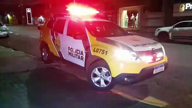 Socorristas do Samu e PM atendem vítima de agressão no centro