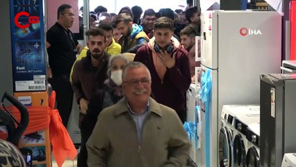 İndirimi duyanlar akın etti: Yurttaşın cep telefonu izdihamı